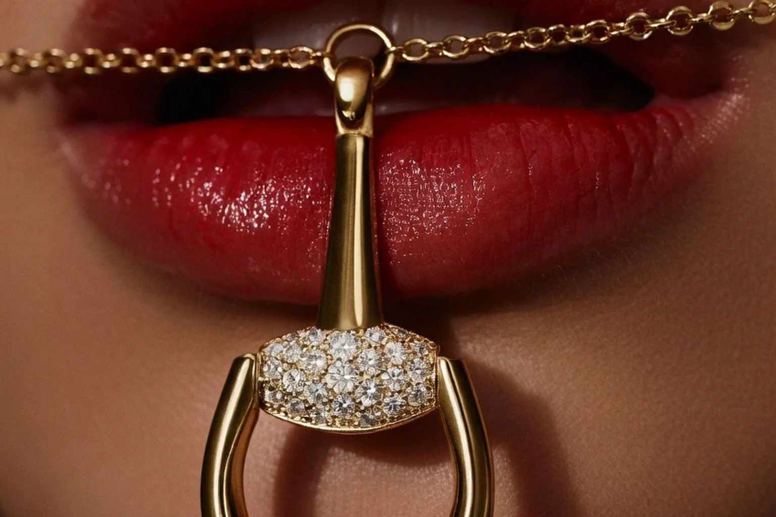 Новая интерпретация Horsebit: как выбирать ювелирные украшения Gucci для повседневной жизни