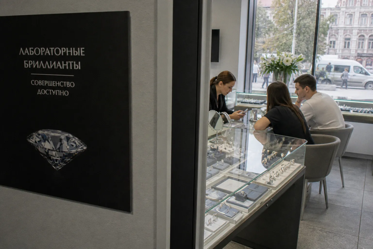 Почему лабораторные бриллианты вытесняют природные камни в ювелирном ритейле