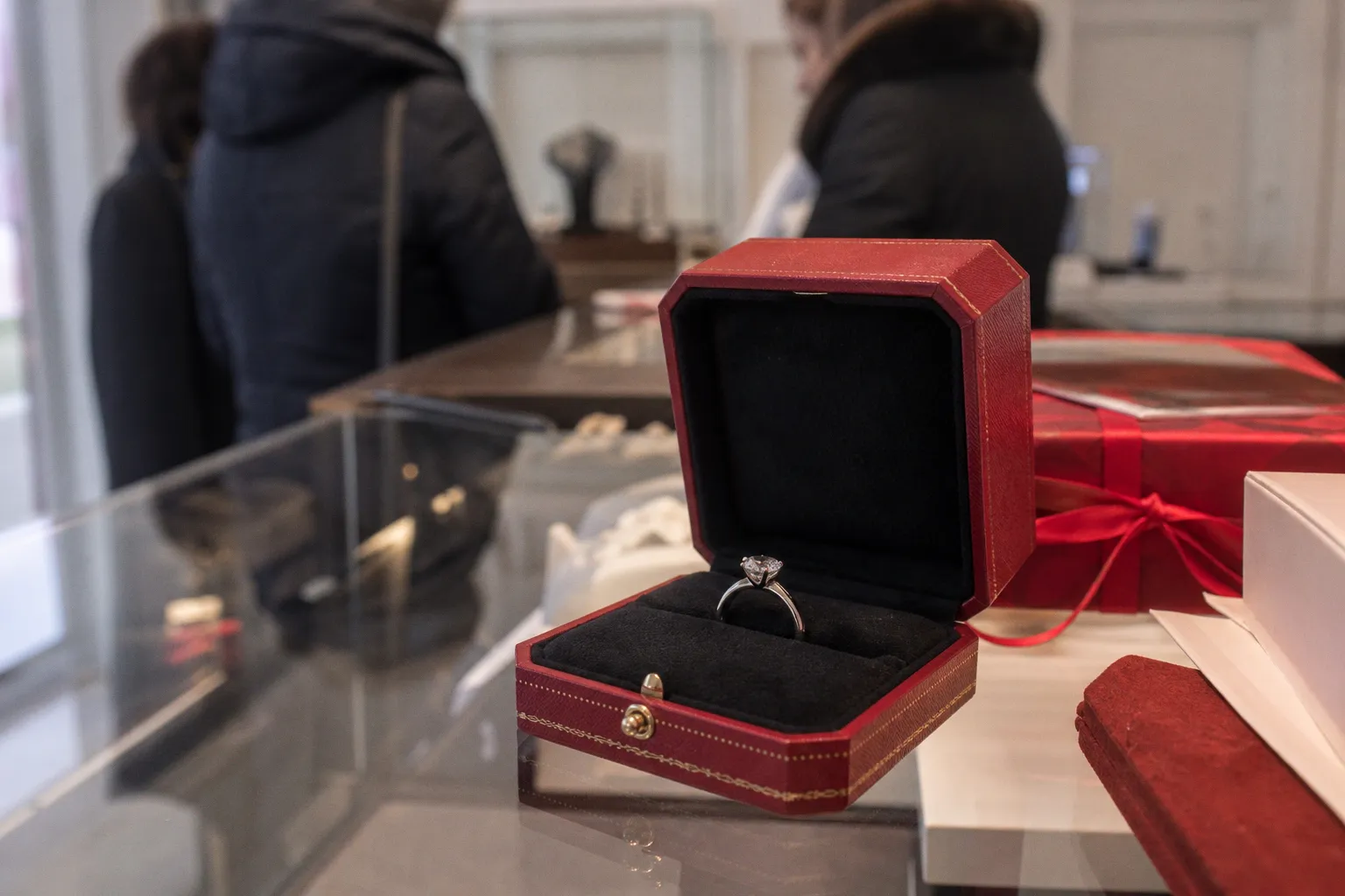 Почему рост продаж Cartier и Van Cleef & Arpels меняет подход к выбору подарков