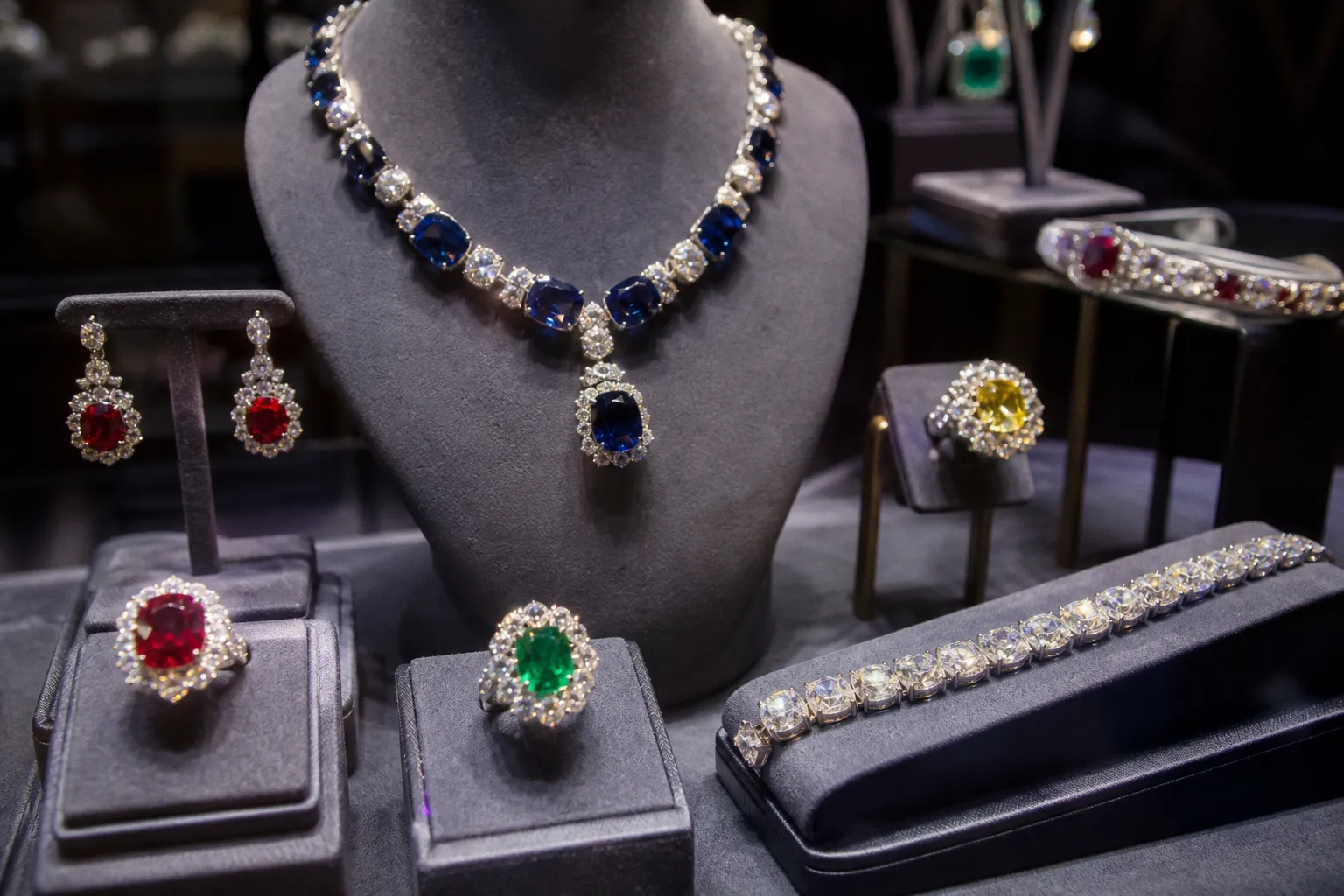 Редкие камни и ювелирные тренды на выставке Jewellery & Gem World в Гонконге
