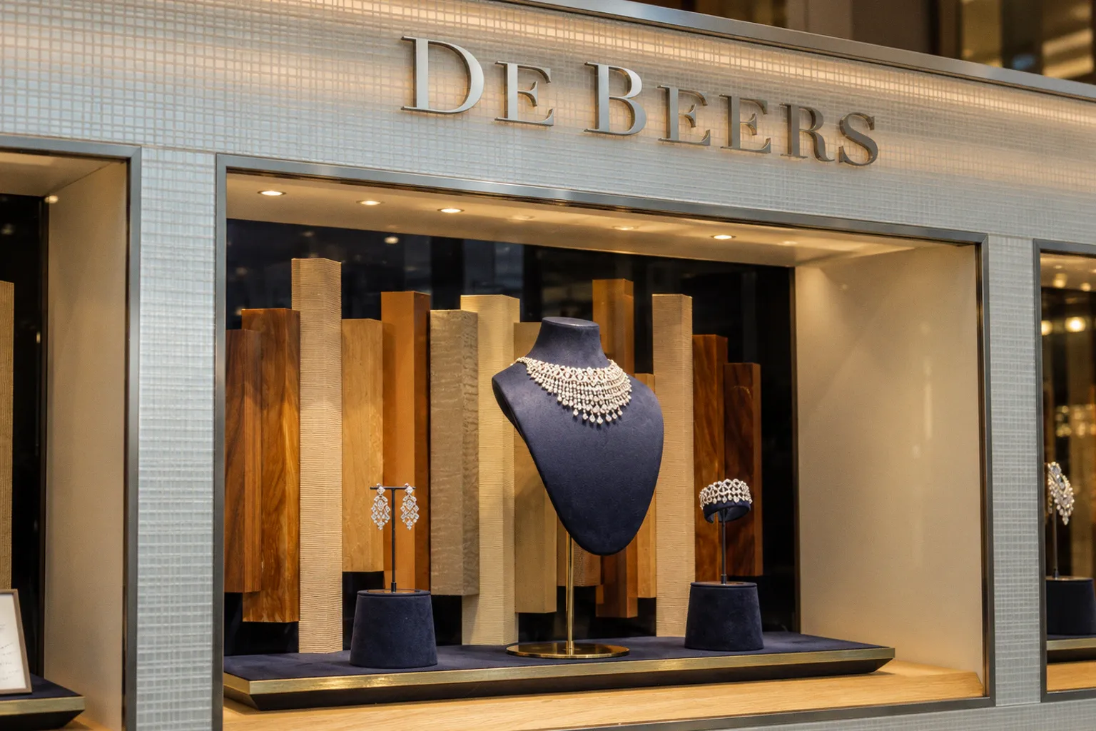 Richemont изучает покупку De Beers для укрепления поставок бриллиантов
