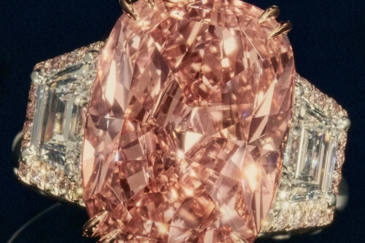 Розовый бриллиант Williamson Pink Star продан за 58 млн долларов: история и редкость камня